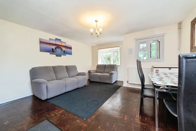 Photo 3 — Walden End, Stevenage