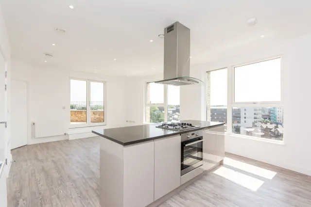 London, NW10, photo 1