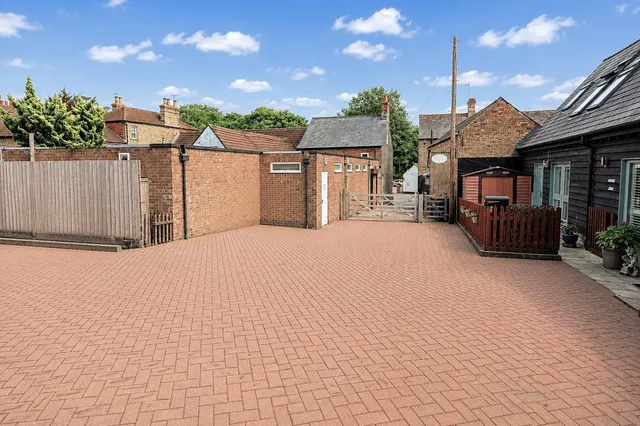 Photo 2 — Hardinge Place, Toddington, Bedfordshire LU5 6FR