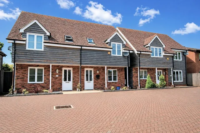 Hardinge Place, Toddington, Bedfordshire LU5 6FR, photo 1