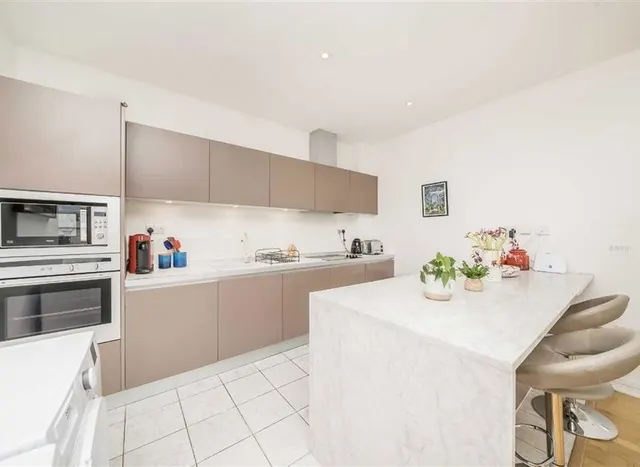 Photo 2 — Melliss Avenue, Kew, TW9
