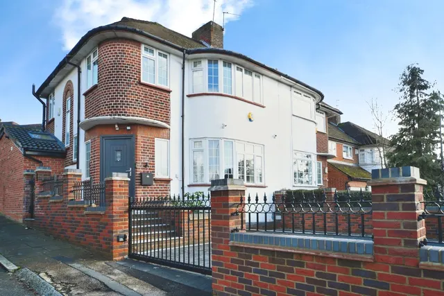 Hampden Way, London, N14, photo 1