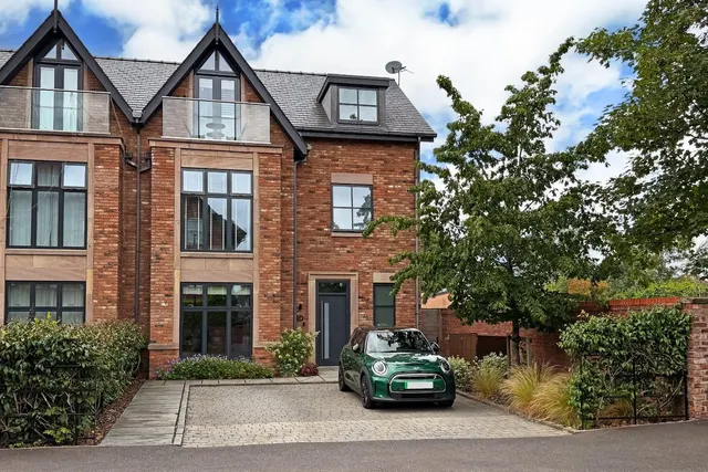 Acresfield Road, Timperley, Cheshire WA15 6HX, photo 1