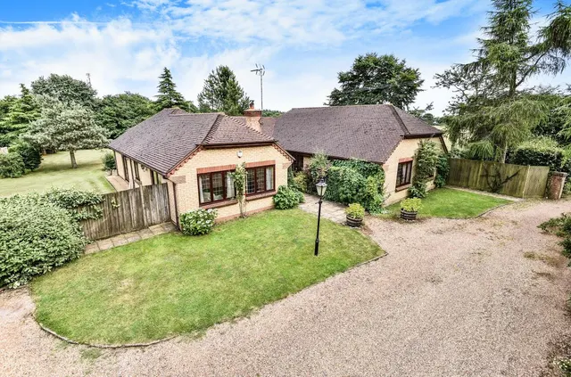 Idyllic Retreat With Land. Ravensdane Wood, Charing, photo 1