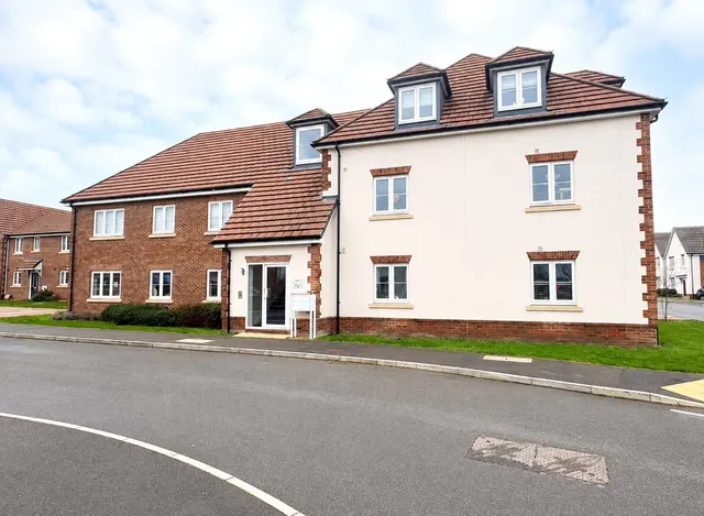 Bartlett Avenue, Badshot Lea, Farnham, Surrey, GU9 9GD, photo 1