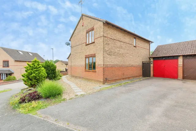 Photo 2 — Charnwood Close, Daventry