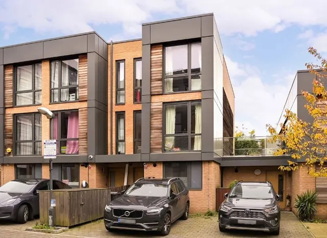 Baltic Avenue, Brentford, TW8, photo 1