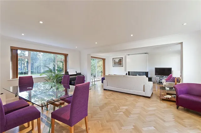 The Paddocks, Weybridge, KT13, photo 2