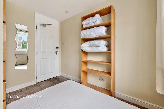 Photo 3 — Hazelhurst Road, London