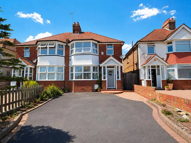 St. Anthonys Avenue, Eastbourne, BN23 6LN, photo 1