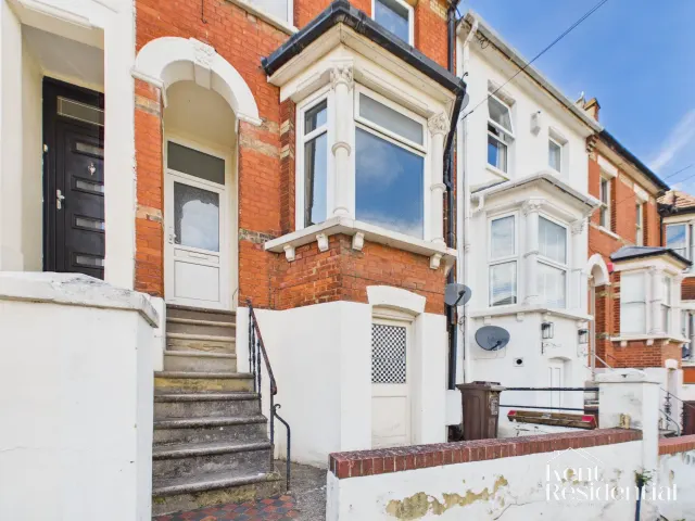 1 bedroom property, Rochester Street, Chatham, ME4