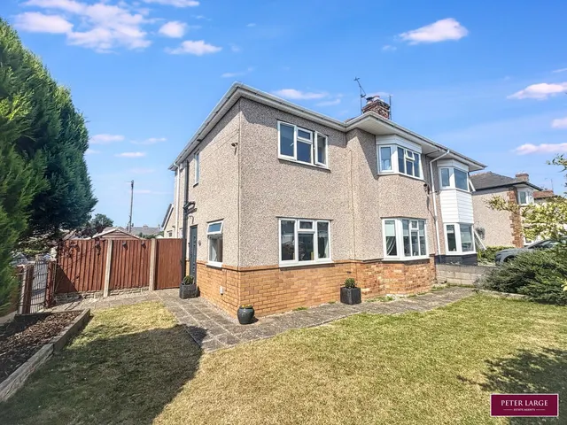 Weaver Avenue, Rhyl, Denbighshire, LL18 4HN, photo 1