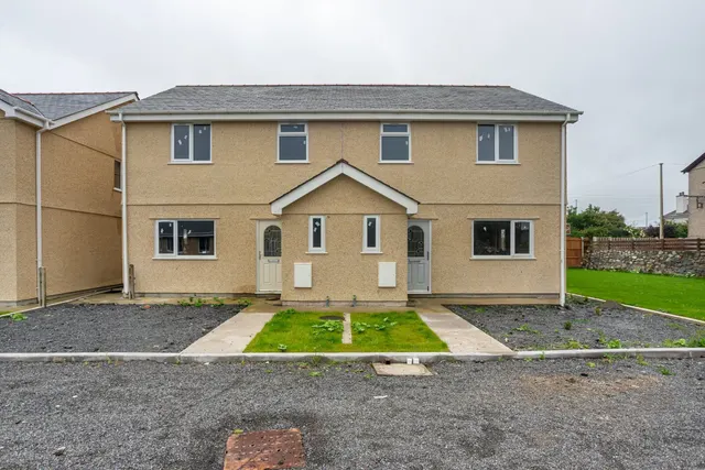 Cae'r Eglwys, Llanrug, photo 1