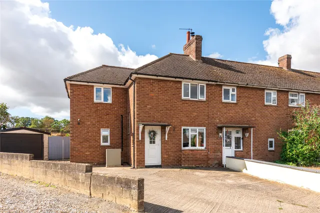 Town End Crescent, Stoke Goldington, MK16, photo 2