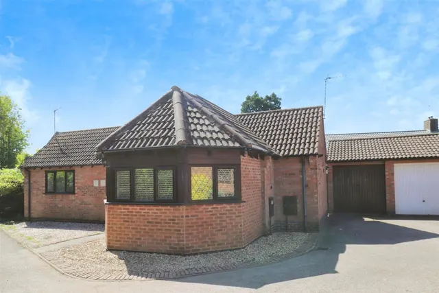 St. James Gardens, Bulkington, CV12, photo 1