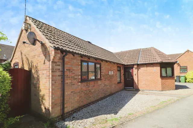 St. James Gardens, Bulkington, CV12, photo 1