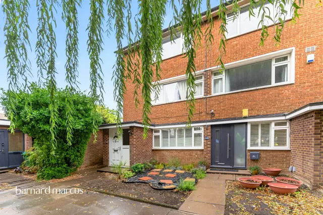Courtlands Avenue, London, photo 1