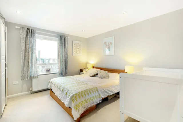 Photo 3 — 22 Linnet Mews, London