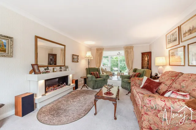 Photo 2 — Ruffield Close, Winchester