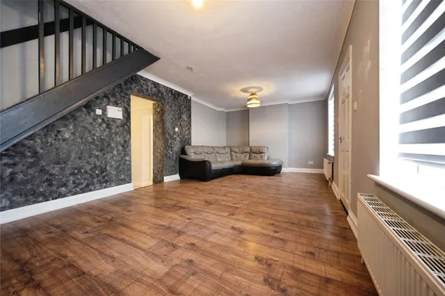 Photo 2 — Winsdon Road, Luton, Bedfordshire, LU1