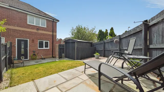 Woodside Close, Oldham, OL4, photo 1