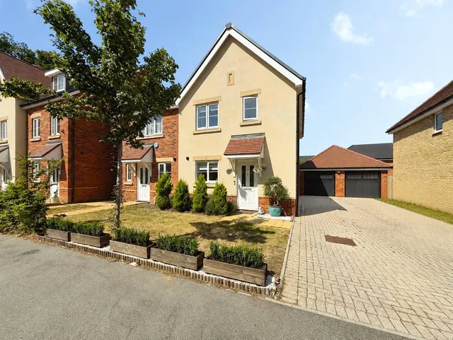 Hurst Avenue, Blackwater, GU17, photo 1