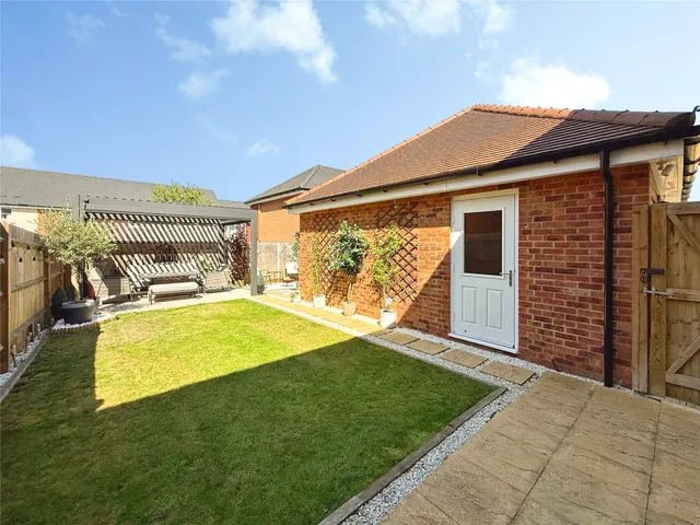 Hurst Avenue, Blackwater, GU17, photo 2