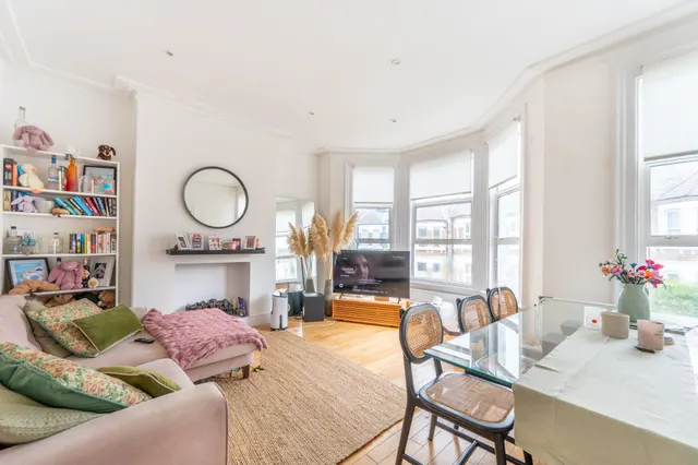 London, NW10, photo 1
