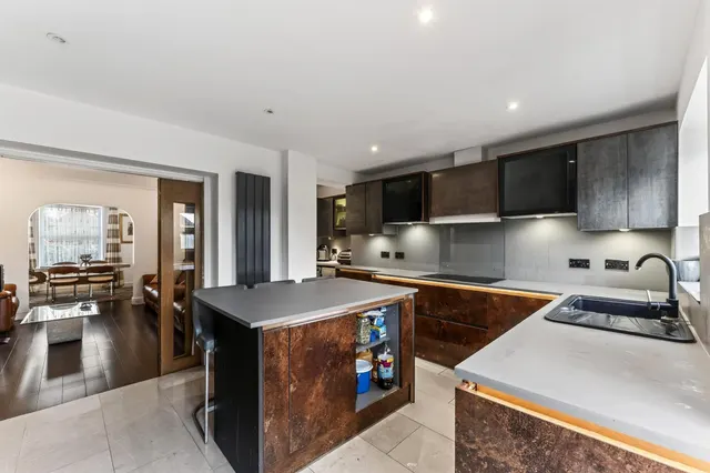 Bishopsford Road, Morden, photo 1