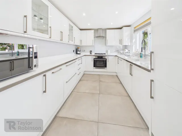 Warren Drive, Ifield, RH11, photo 3