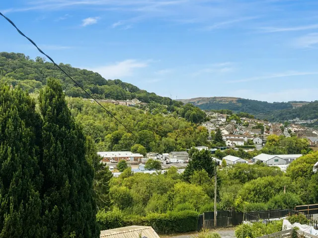 Llantrisant Road, Pontypridd, CF37, photo 2