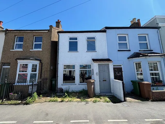 Longfellow Road, Worcester Park KT4 8BD, photo 1