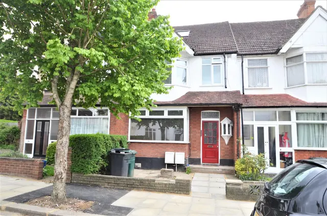 Victoria Road, Mill Hill, photo 1