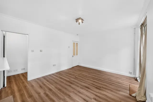 Photo 3 — Limpsfield Avenue, London