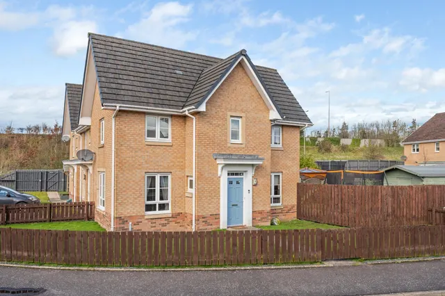 Photo 2 — Craigcrest Place, Cumbernauld, G67 4GY