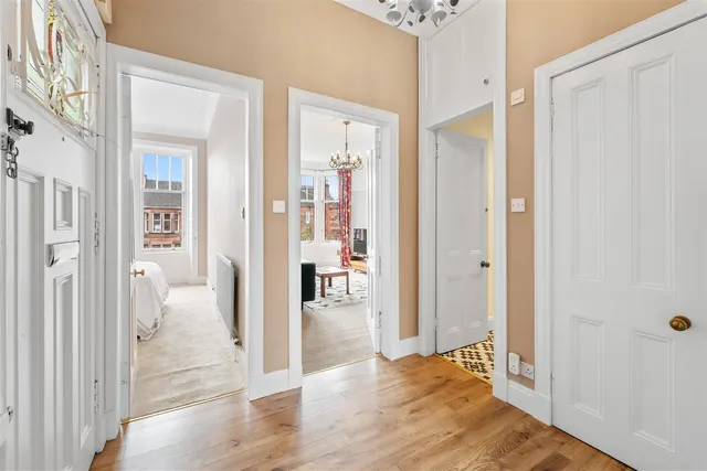 Photo 2 — 3/2 48 Edgehill Road, Broomhill, G11 7JD