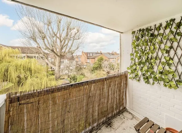 Avenue Road, Hampton, TW12, photo 2