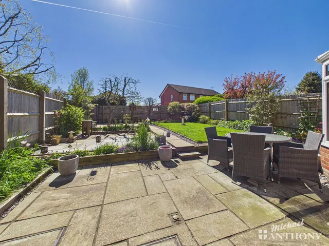Photo 3 — Elham Way, Aylesbury, HP21 9XN