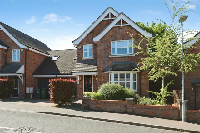 Trident Road, Watford, photo 1