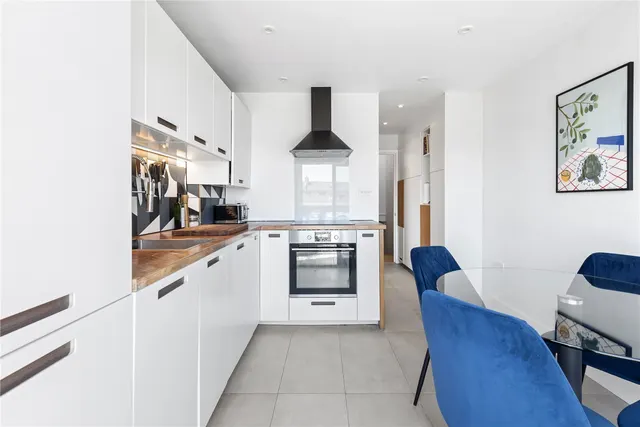 Queenstown Road, London, SW8, photo 3