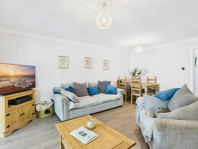 Photo 2 — Cyprus Road, Hatch Warren, Basingstoke, RG22