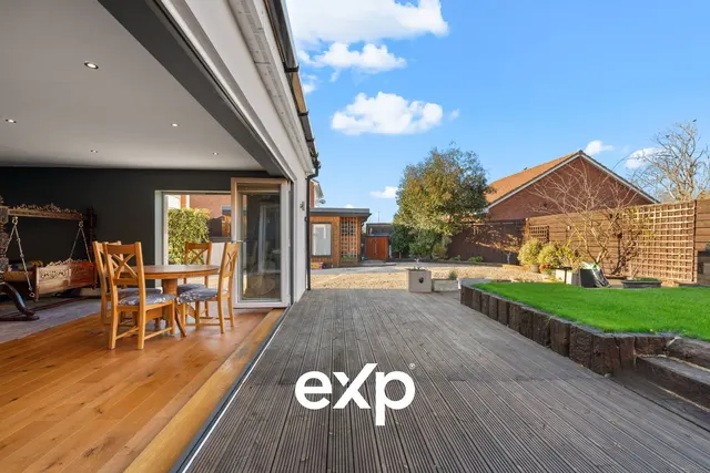 4 bedroom house — Ashford Road, Ashford - TW15