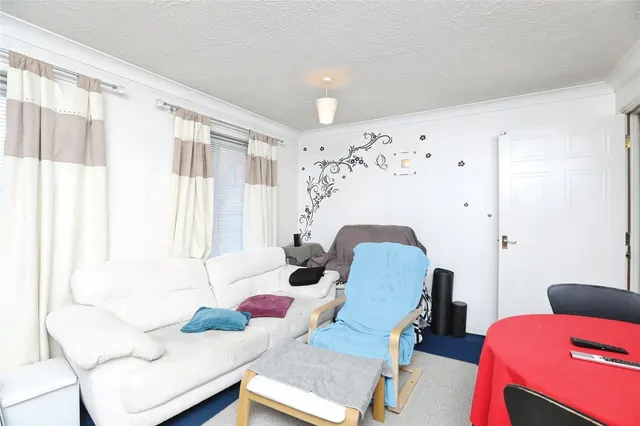 Photo 3 — Radnor Close, Maidstone, Kent, ME14