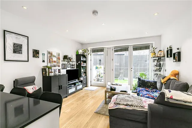 Fairfield Avenue, Staines-upon-Thames, TW18, photo 2