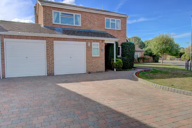 Wellington Way, Horley, RH6, photo 1