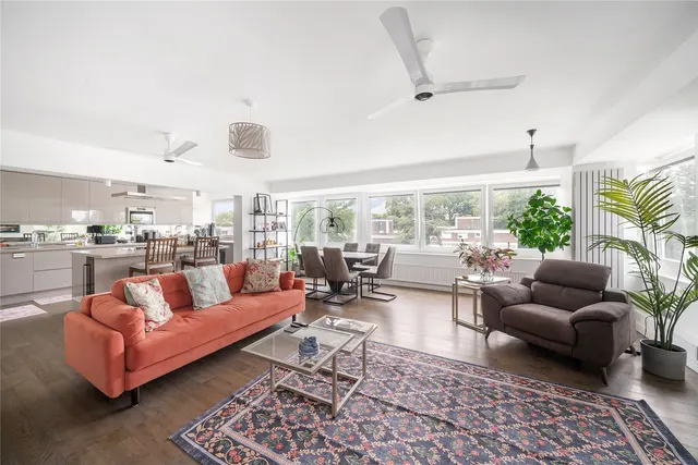 2 bedroom flat — Somerset Road, London, SW19