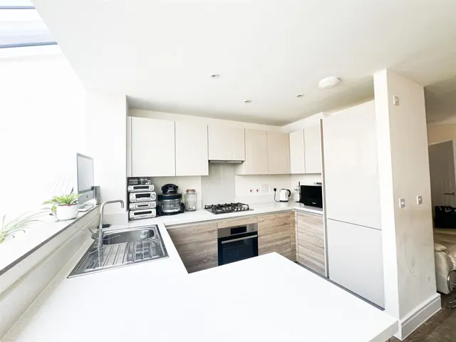 Photo 3 — Five Oaks Lane, Chigwell, Chigwell, IG7 4FH