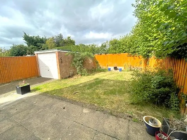 Photo 2 — Southbourne Drive, Bourne End SL8 5RZ