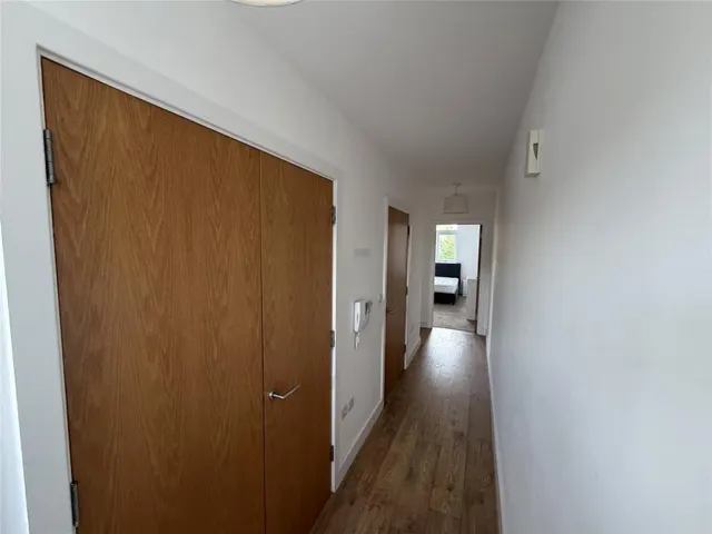 Bowes Road, N11, photo 3