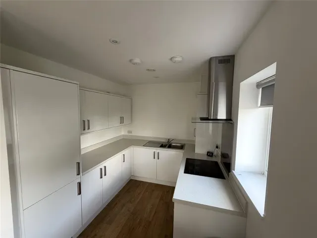 Bowes Road, N11, photo 1